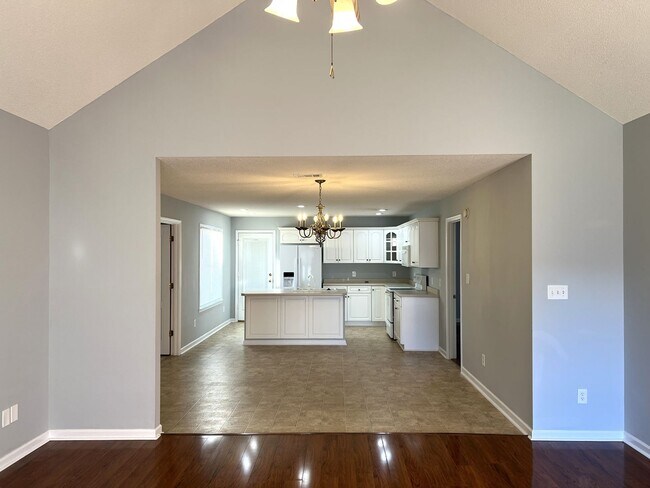 Foto del edificio - Absolutely Adorable Home Near Lake Joy Elementary