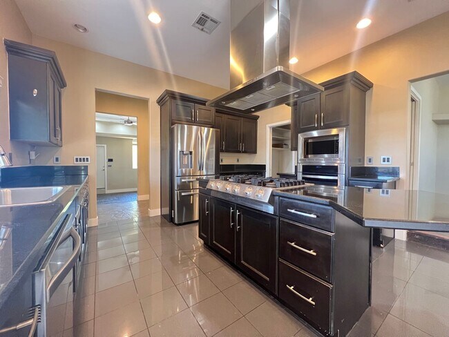 Foto del edificio - 5 Bedroom 3 bath Custom Home!