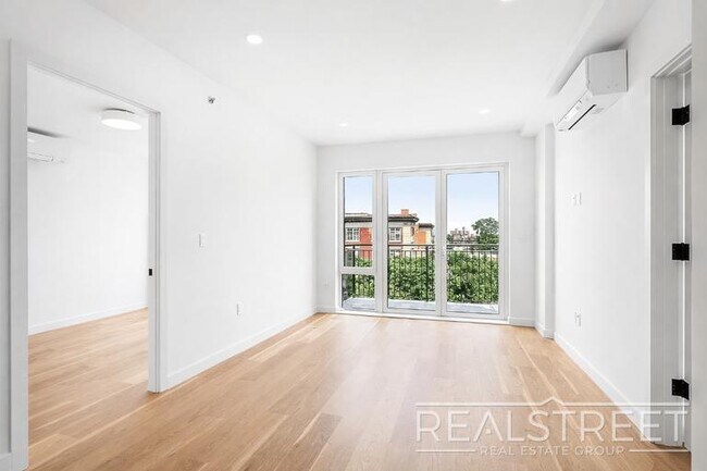 Foto del edificio - Rogers Avenue