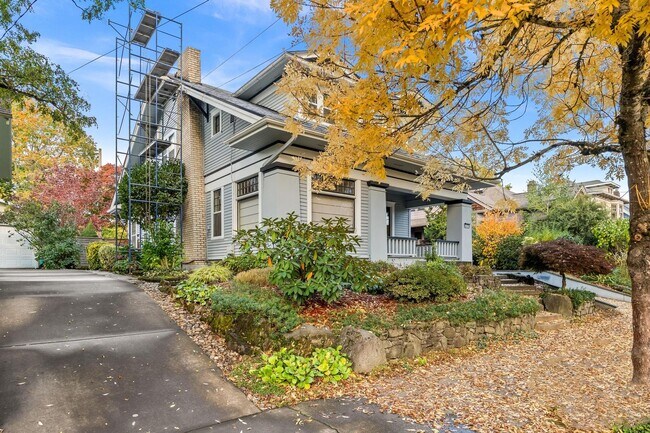 Foto del edificio - Elegant Grant Park Craftsman with Wine Cel...