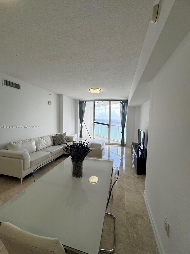 Foto del edificio - 16699 Collins Ave