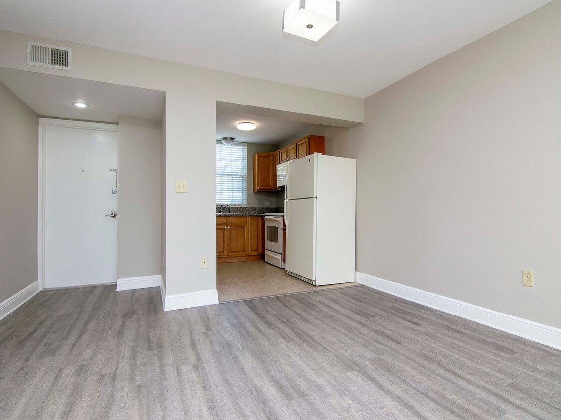 Foto principal - Ground Floor - Corner/End Unit - Upgraded ...