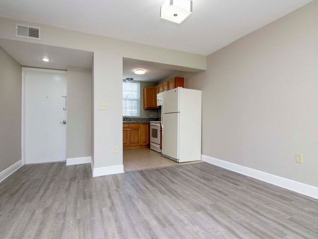 Ground Floor - Corner/End Unit - Upgraded ... - Ground Floor - Corner/End Unit - Upgraded ... House