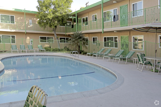 Piscina - Flamingo Apartments