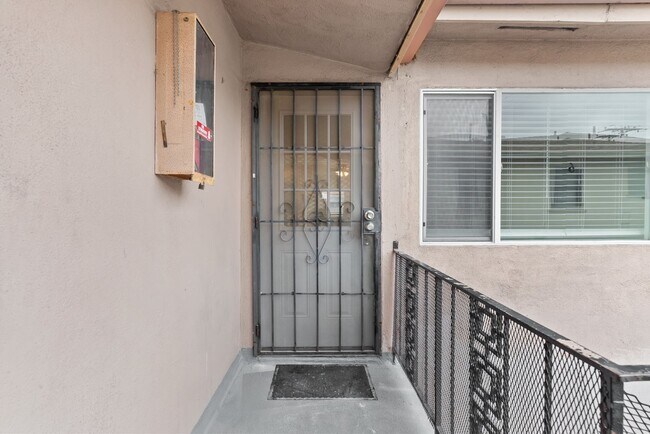 Interior Photo - 1512 E Florida Street