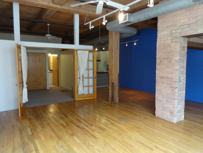 Loft Living - 1000 W Washington Blvd