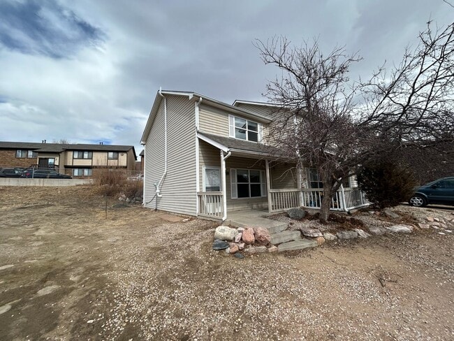 Building Photo - Nice 2 bedroom, 1.5 bath townhome in Centr...