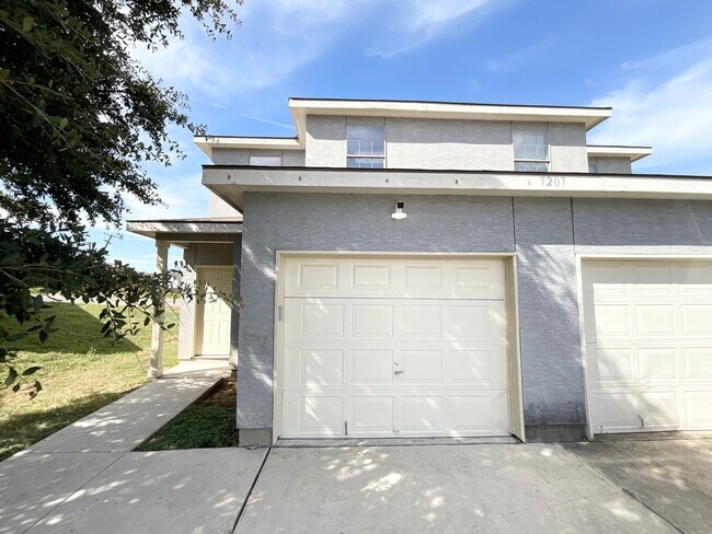 Foto del edificio - Lovely 2-story | 3-bedroom | 2.5-bath dupl...