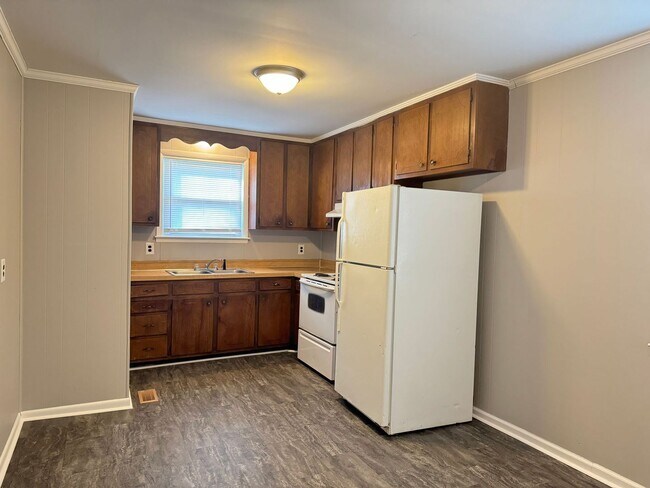 Foto del edificio - Cute 3 Bed/1 Bath off Cunningham Lane! New Carpet!