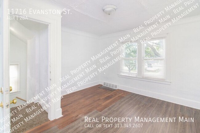 Building Photo - 4 Bed 2 Bath on Evanston St.