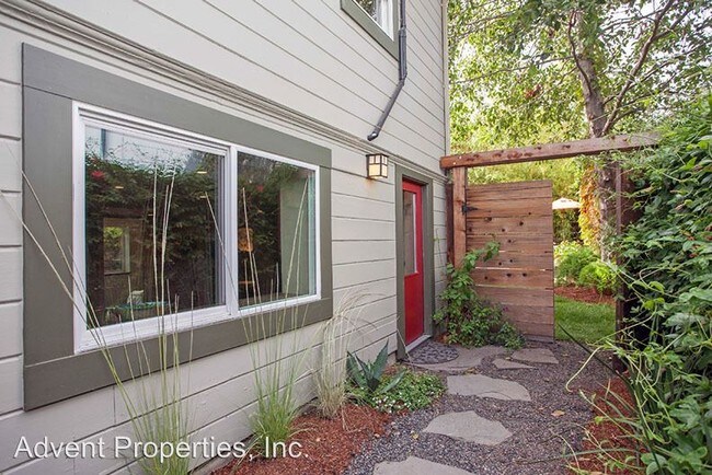 Foto del edificio - 2 br, 1 bath Apartment - 690 61st Street