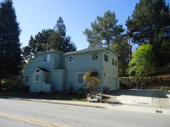 Building Photo - Beautiful Tri-Level 3Bed, 2.5Bath Located ...