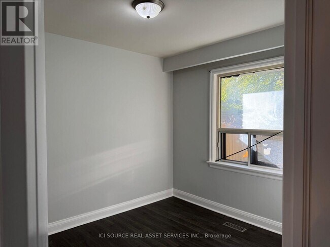 Building Photo - 90 Flamborough Dr