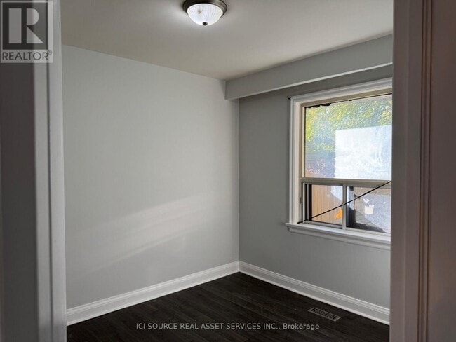 Building Photo - 90 Flamborough Dr