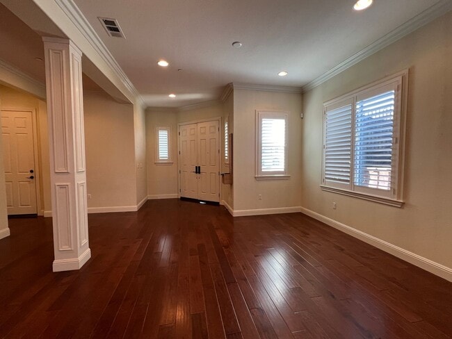 Building Photo - Executive Home located in Sought After Sch...