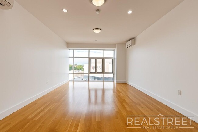 Building Photo - LUXURY LOFT in Queens!