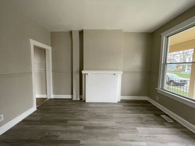 Foto del edificio - Inviting 2-Bedroom Apartment with Ideal Am...