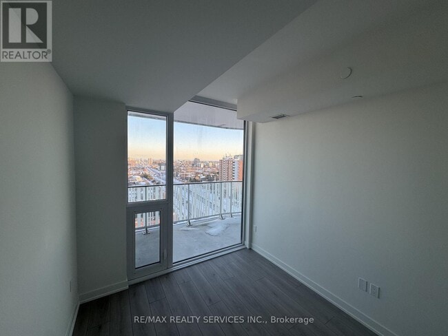 Building Photo - 1 Fairview Rd E