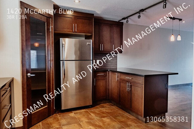 Building Photo - 3 bedrooms, 1.5 baths, double car garage