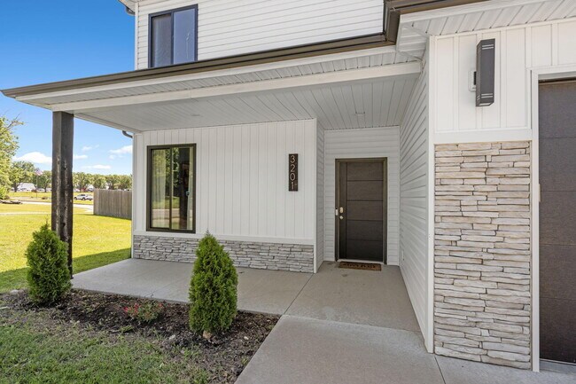 Building Photo - 3201 Crestwood Ln