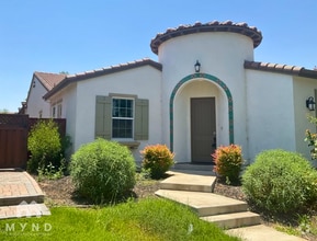 Building Photo - 686 W Jardin Terrace