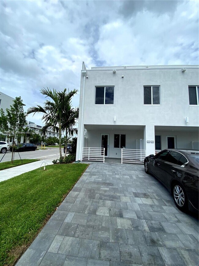Building Photo - 6425 NW 103rd Plz