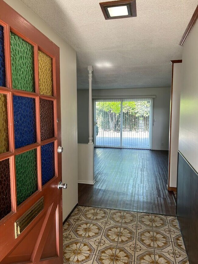 Building Photo - HUGE 4BDRM HOUSE FOR LEASE! MUST SEE!