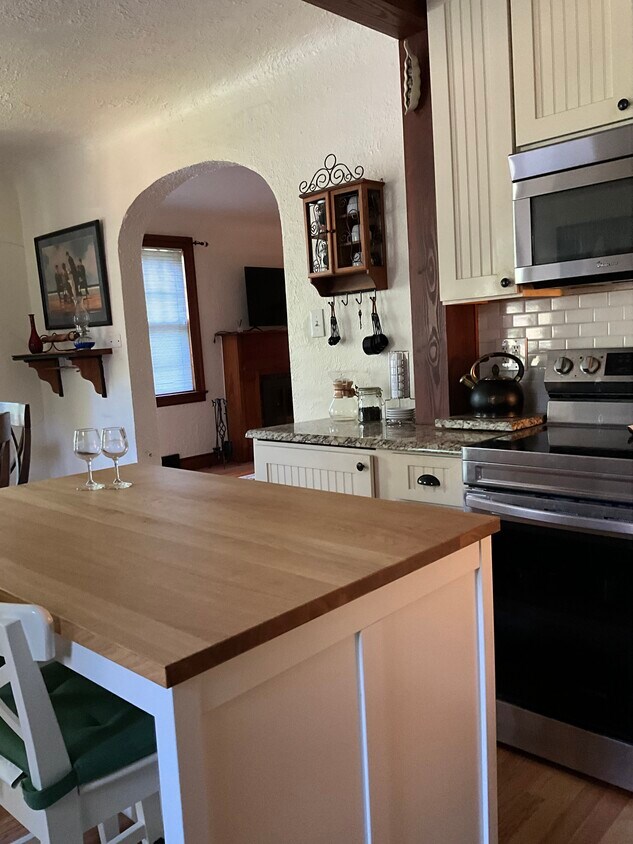 Modern kitchen, open concept - 340 Woodlawn Pike