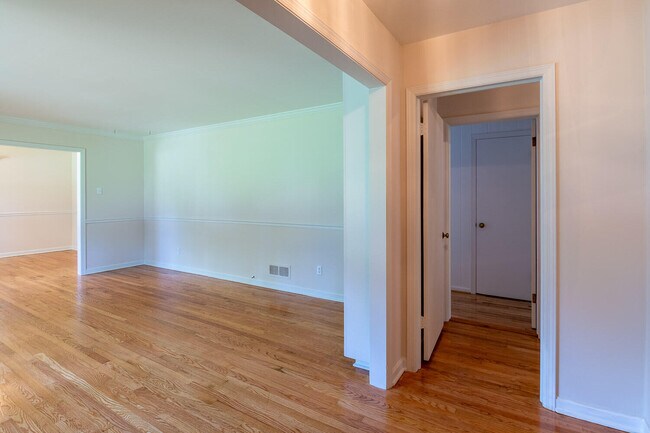 Building Photo - 3003 Stratford Dr