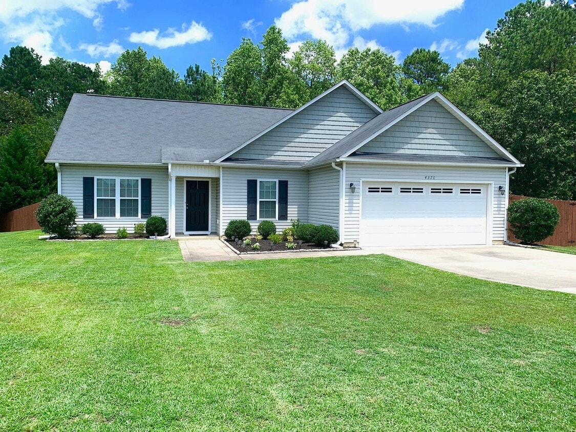 Primary Photo - Beautiful 3 Bed 2 Bath Home in Jack Britt