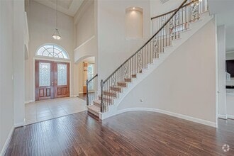 Building Photo - 25719 Oakwood Knoll Dr