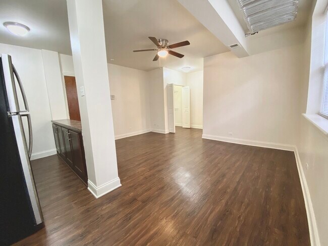 Foto del edificio - 4756 N Maplewood Ave