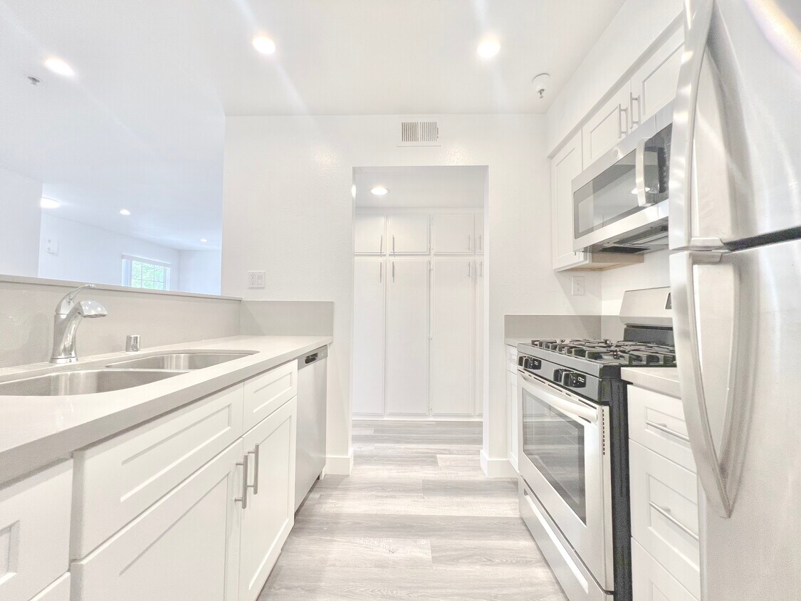 Primary Photo - 2030 Ivar Ave