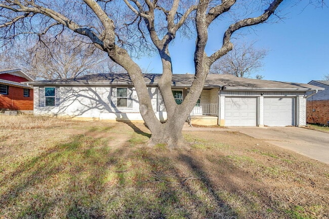 Photo - Spacious 4-Bedroom Gem with Granite Touche... Apartment