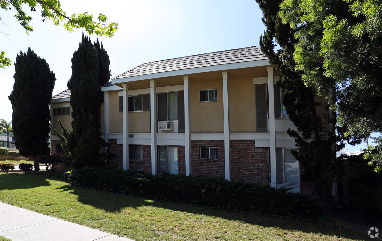 Building Photo - Wood Lawn Manor