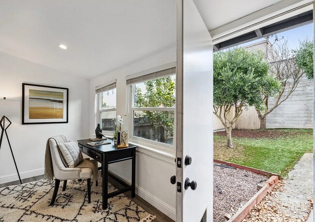 Foto del edificio - Renovated cottage on huge lot! This stylis...