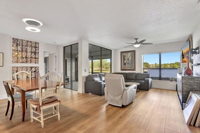 Building Photo - 2850 Carambola Cir S