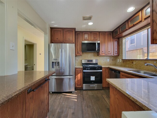 Foto del edificio - 6215 Francis Marion Dr