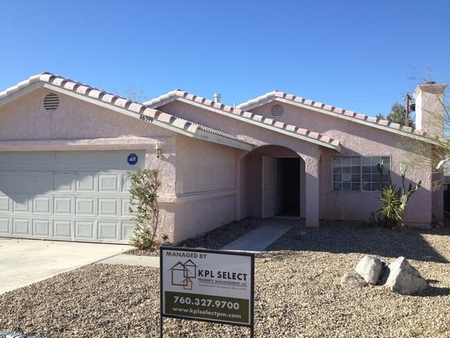 Foto del edificio - Spacious Home For RENT: 3 Bed / 2 Bath, Fenced in yard + 2 Car Garage!  MOVE IN READY!