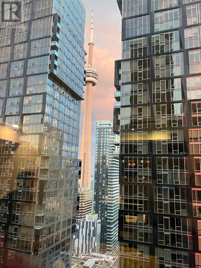 Photo du bâtiment - 327 King St W