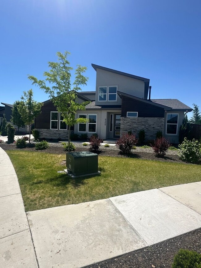 Building Photo - 6 months lease//Riverstone: Gated Community, Pond Access in BackYard, Patio Home, with all of the...