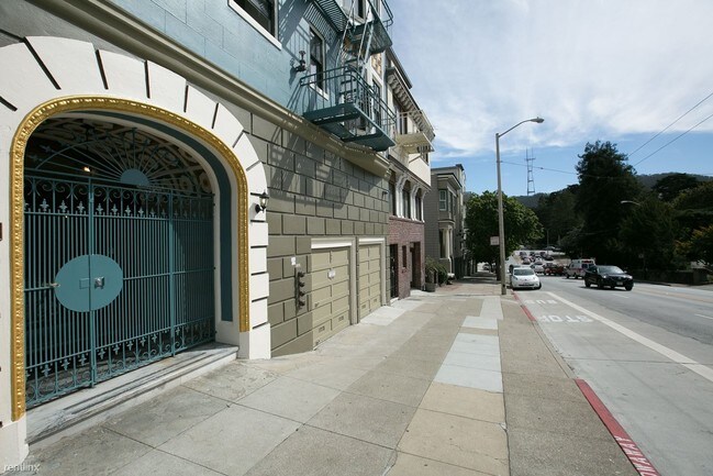 Building Photo - 500 Stanyan St