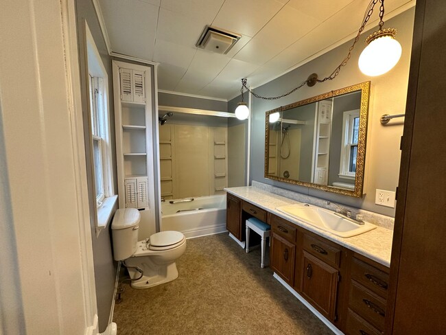 Foto del edificio - 2 Bedroom, 1 Bath Upstairs Studio Apartment