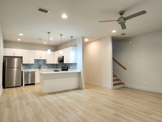 Building Photo - Gulf Shores 2/2.5 cottage available now
