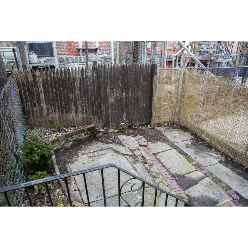 Private Backyard - 5733 Catharine St