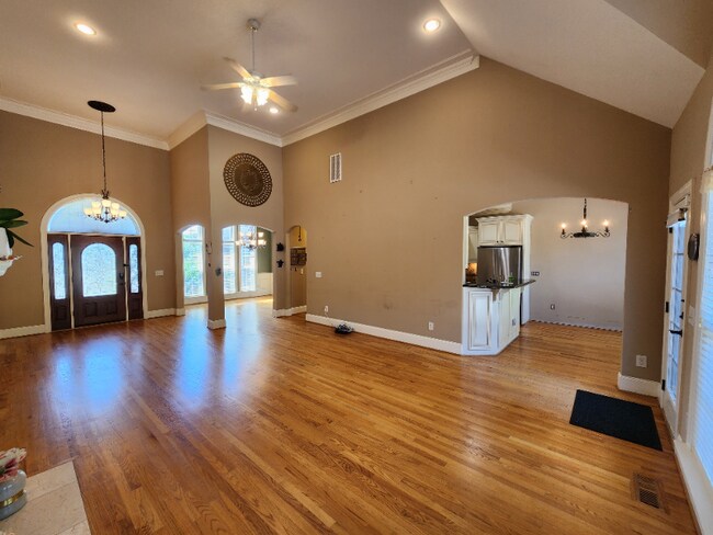 Building Photo - 8214 Messenger Ct