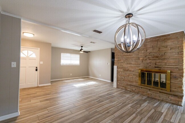 Building Photo - Remodeled 3 bedroom/ 2 bathroom