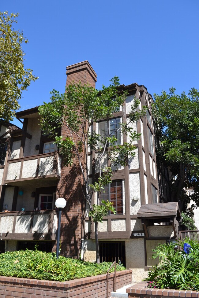 Building Photo - 1532 Granville Ave