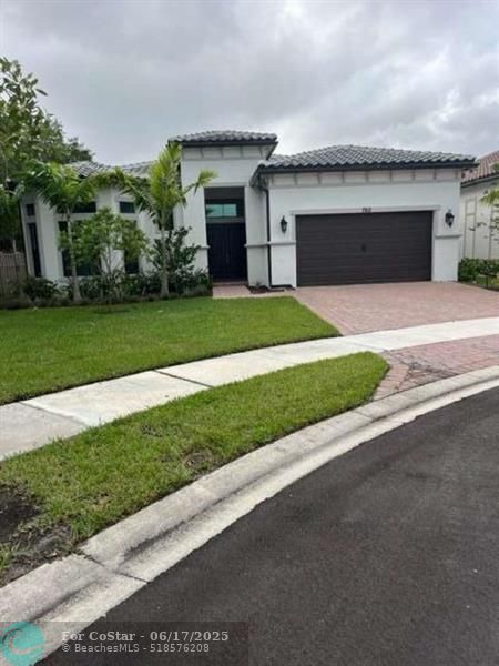Foto principal - 7813 Deer Lake Ct