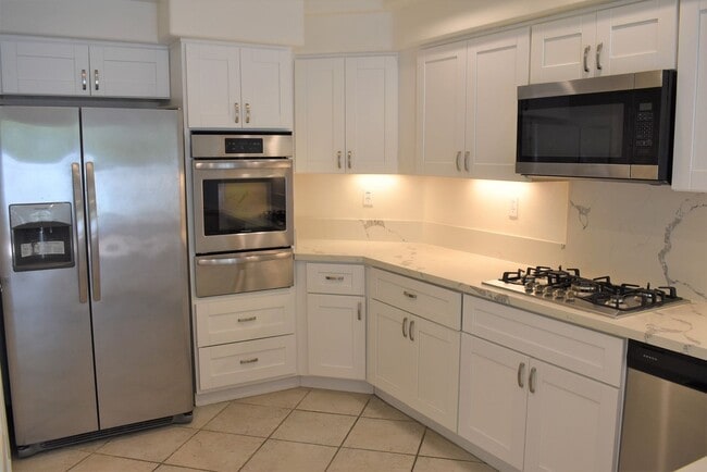 Building Photo - 3 Bedroom Townhome in La Jolla Village